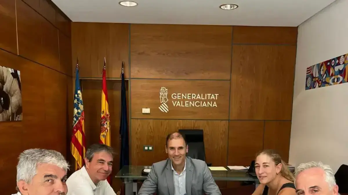 Representació de la Generalitat i la Universitat de València treballant en innovació i recerca en l’esport.