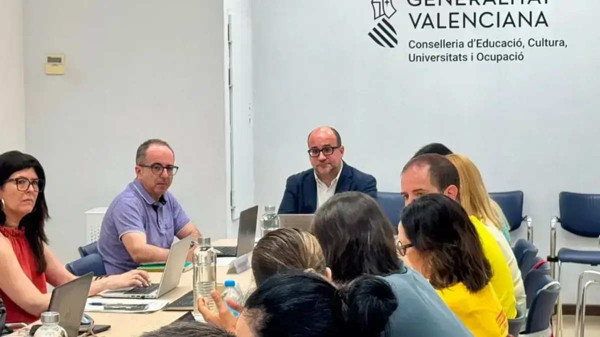 Cartell o informació d’Educación sobre les instruccions d’inici de curs per a escoles infantils, EOI i persones adultes