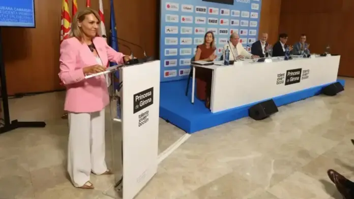 Camarero durant l’anunci d’una aportació de la Generalitat per continuar el suport a joves.