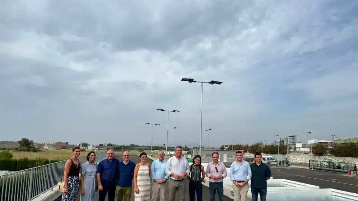 Martínez Mus assenyalant el nou ecoparc de Benicarló, amb informació sobre residus i sostenibilitat.
