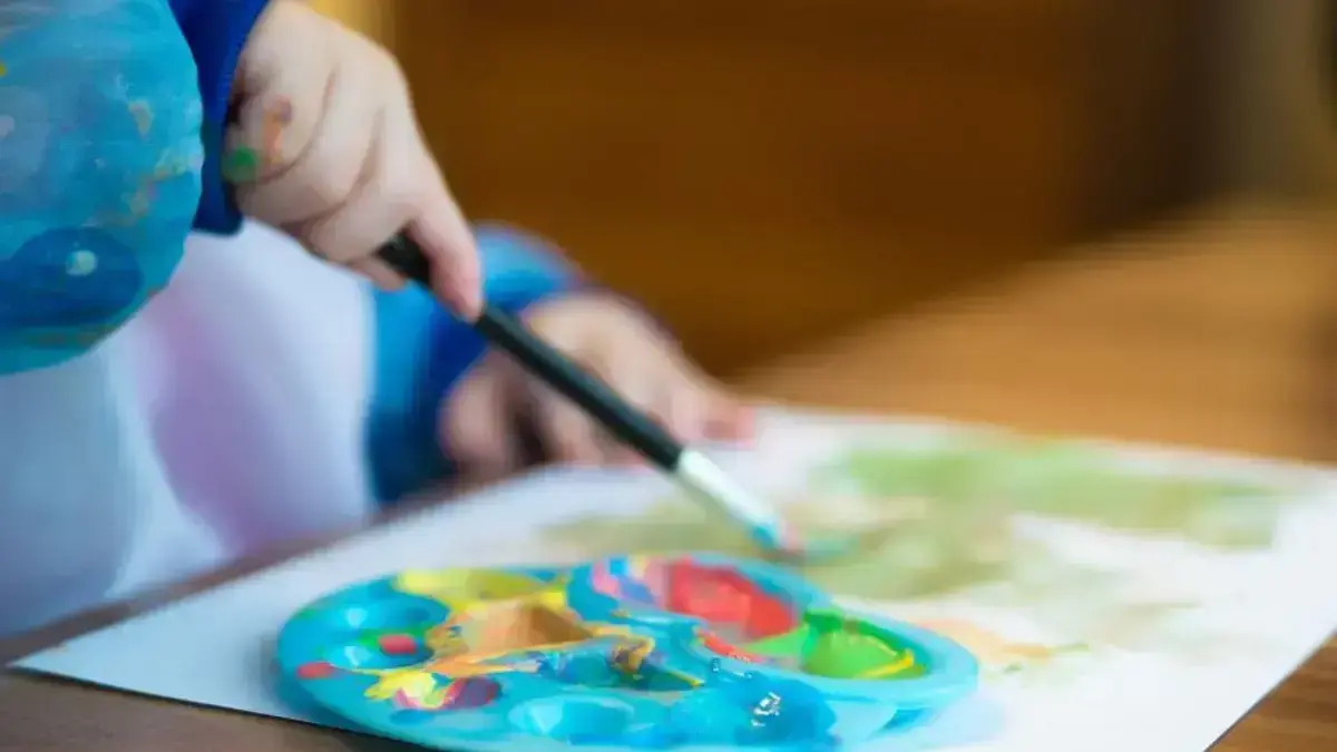 Infants en un centre educatiu durant una activitat del programa de gratuïtat de 0 a 3 anys.
