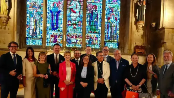 Representant de la Generalitat dona suport a la projecció del Misteri d’Elx i la promoció turística a Londres