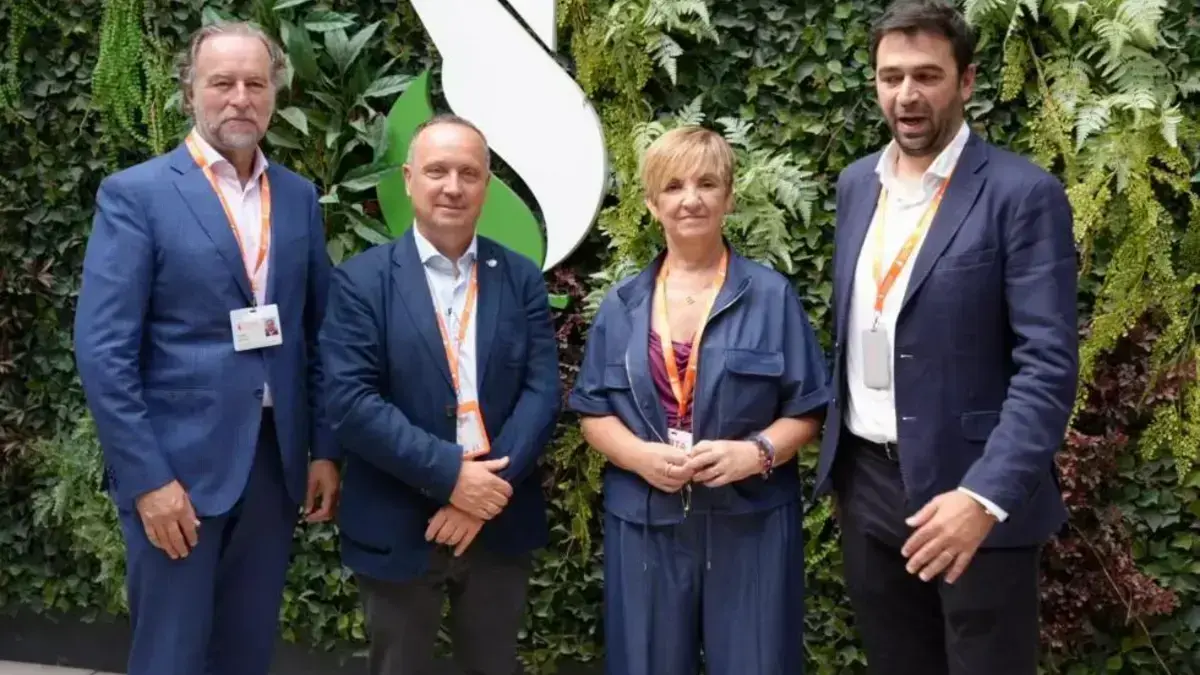 La consellera Marián Cano observa les noves instal·lacions de Stockmeier a Paterna