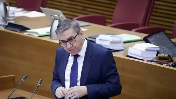 Rovira parlant en roda de premsa, fent una declaració sobre el rebaix de l’IRPF autonòmic.