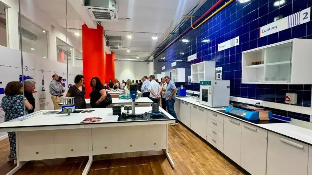 Sala de laboratori amb equips i infraestructura del Blasco Battery Lab, laboratori de bateries del centre Vicente Blasco Ibáñez.