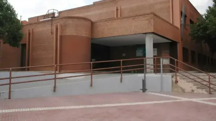 Façana d’un centre sanitari amb rètols, representació d’un centre a Buñol.