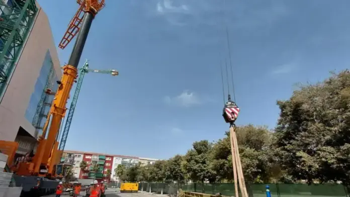Dues bigues metàl·liques alçant-se durant la instal·lació a la construcció de la Ciutat de la Justícia d’Alacant.