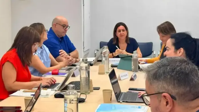 Alumnat en un centre educatiu, en una iniciativa d’atenció a necessitats educatives especials i suport domiciliari.