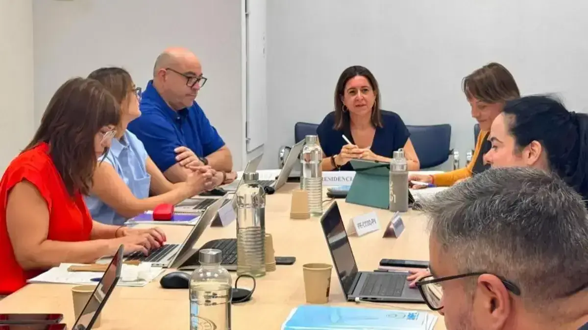 Alumnat en un centre educatiu, en una iniciativa d’atenció a necessitats educatives especials i suport domiciliari.