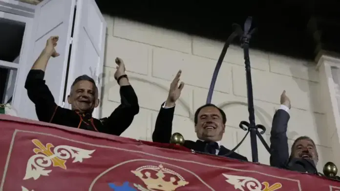 Pérez Llorca assistix a l’exposició de l’ensenya de l’Oriol d’Orihuela.