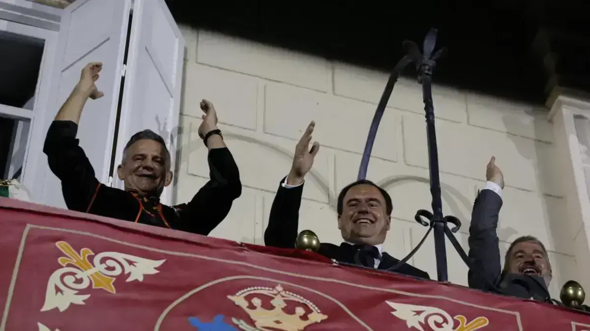 Pérez Llorca assistix a l’exposició de l’ensenya de l’Oriol d’Orihuela.