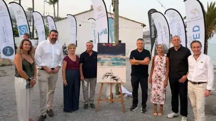 Marián Cano davant el Castell de l’Olla, destacant la creativitat i la cultura festiva d’Altea.
