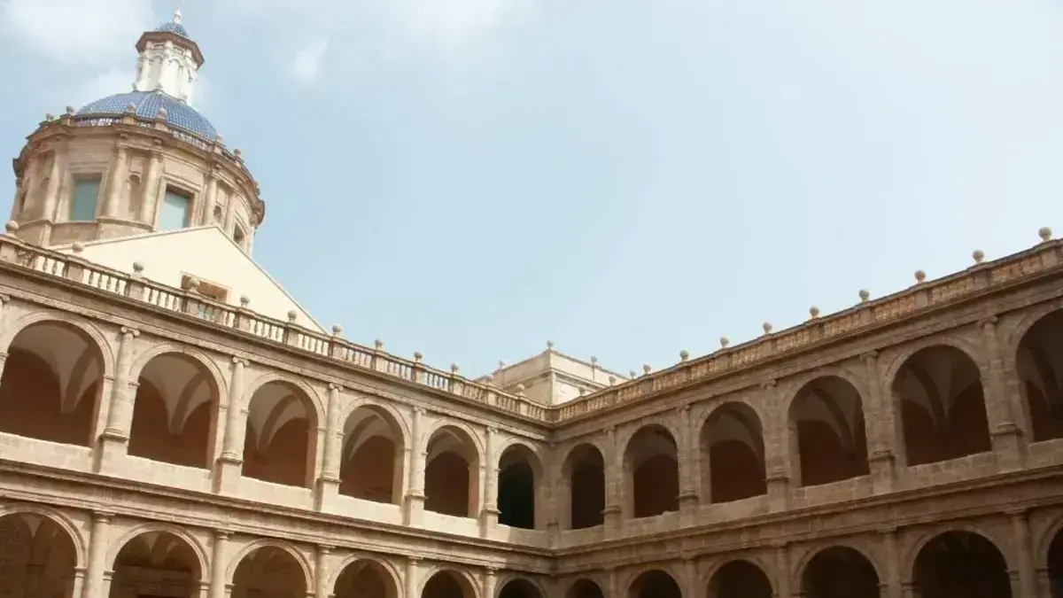 Llibres en una biblioteca, amb focus en el fons bibliogràfic de la Biblioteca Valenciana
