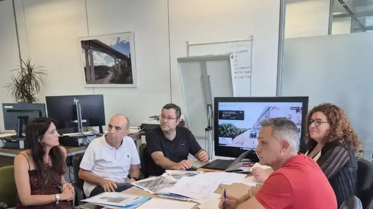 Representants de la Generalitat i l’Ajuntament reunits amb veïns per abordar el soroll de la CV-35.
