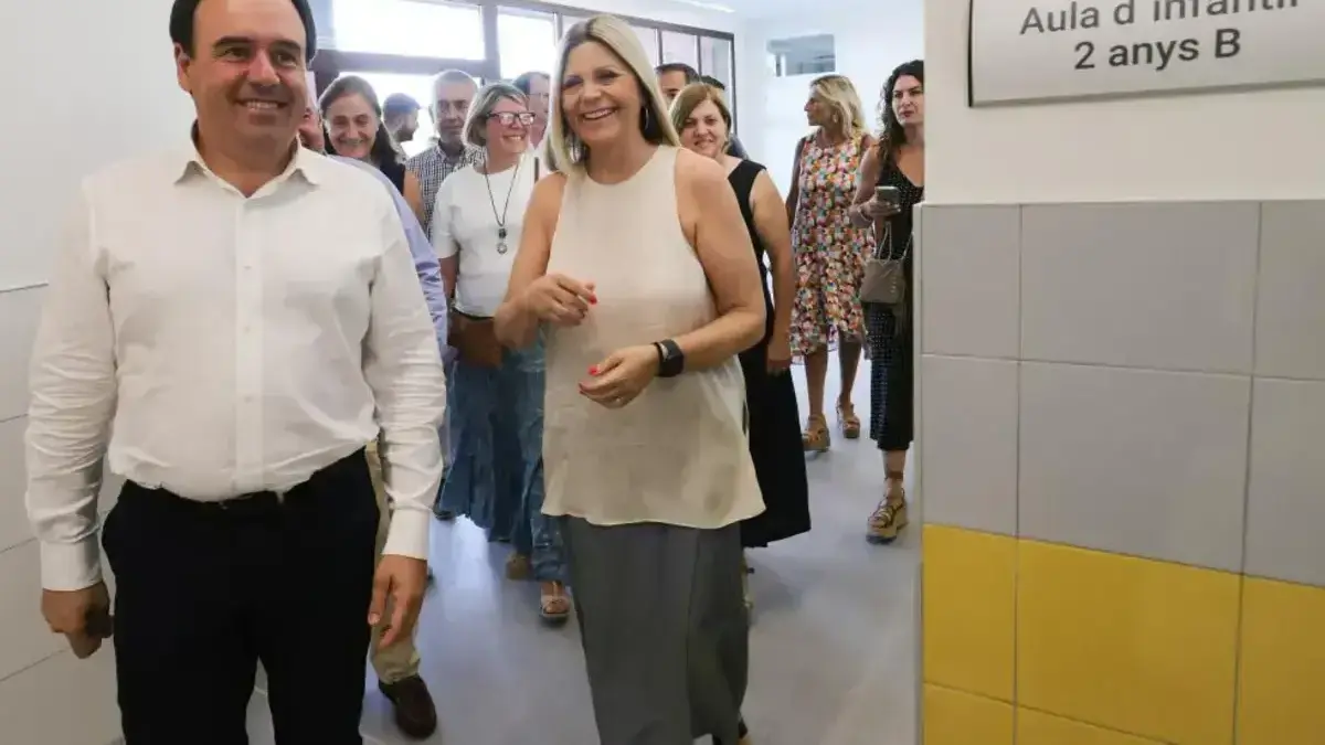 Pérez Llorca durant la compareixença, amb referència a la climatització urgent de centres educatius.