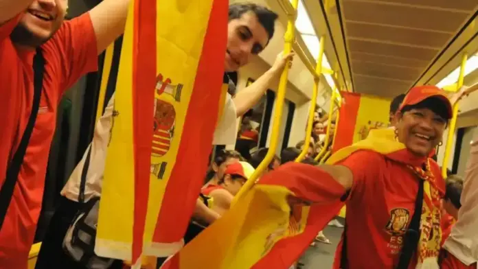 Aficionats a l’entrada d’un recinte vinculada a la final del Mundial