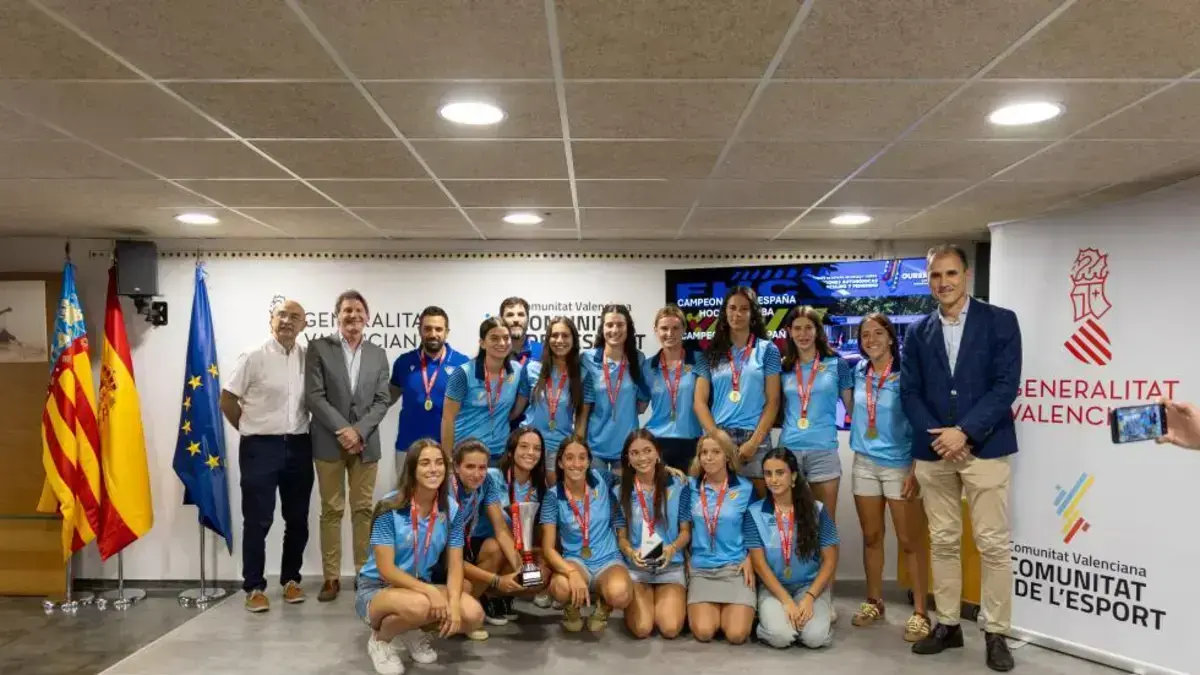 El director general de Deporte saluda la selecció valenciana femenina de hockey sub-21.