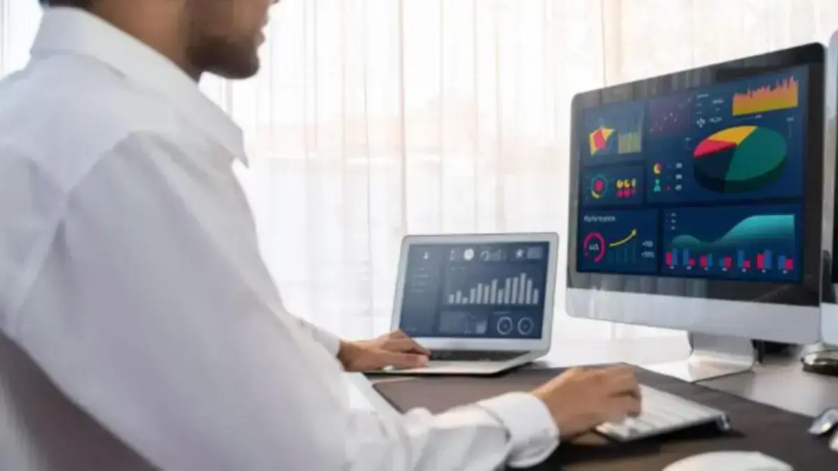 Persona davant d’un portàtil i documents, vinculats al finançament de tesis doctorals en economia pública.