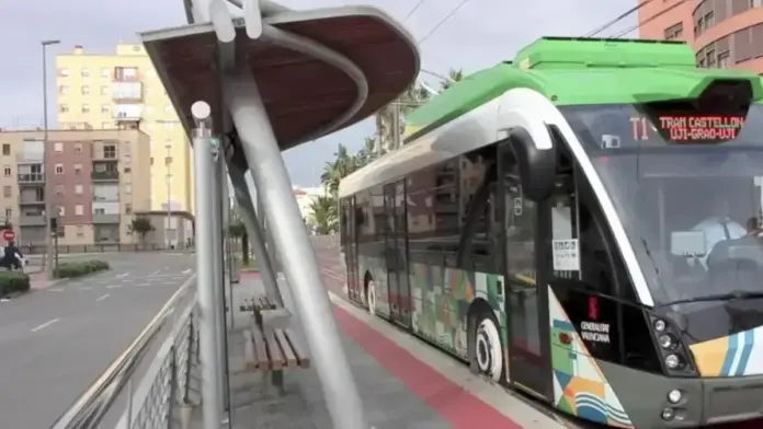 Tram de Castelló amb cartells de reforç del servei per al SOM Festival al Grau