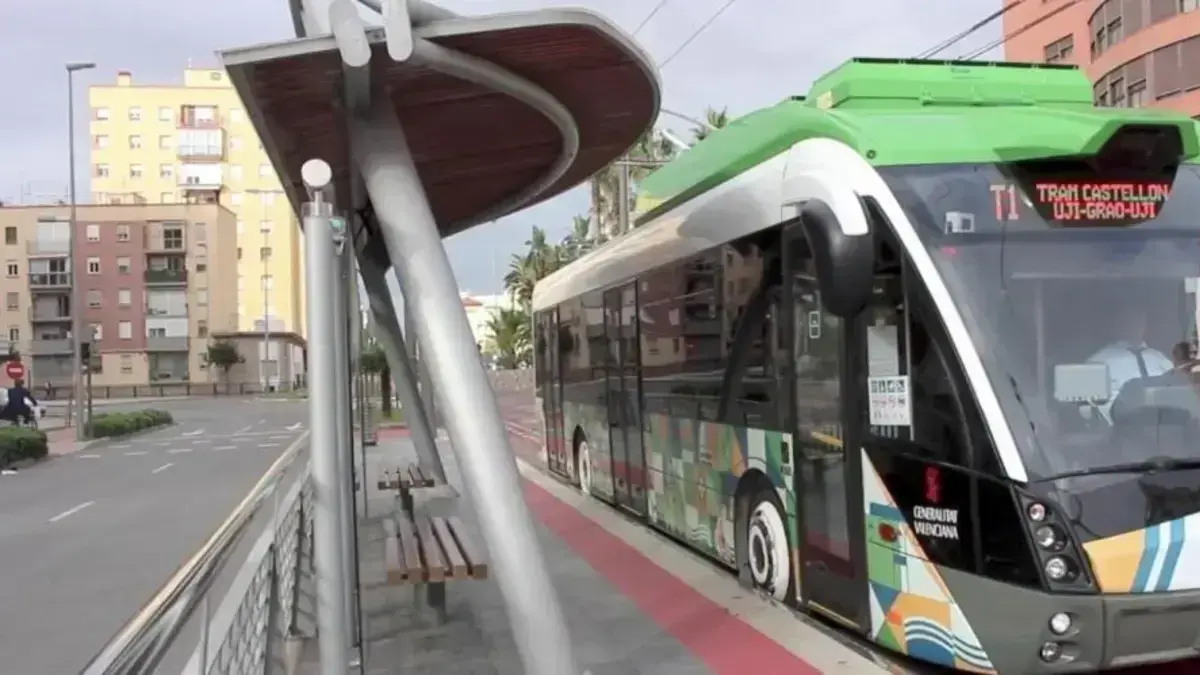 Tram de Castelló amb cartells de reforç del servei per al SOM Festival al Grau