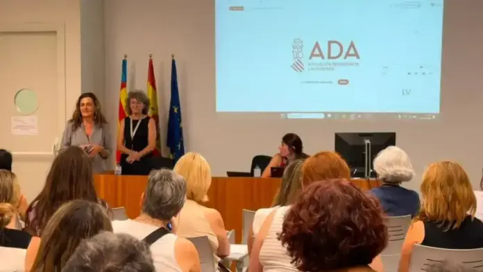 Persones assistint a una sessió de formació sobre eines per gestionar expedients de la dependència.