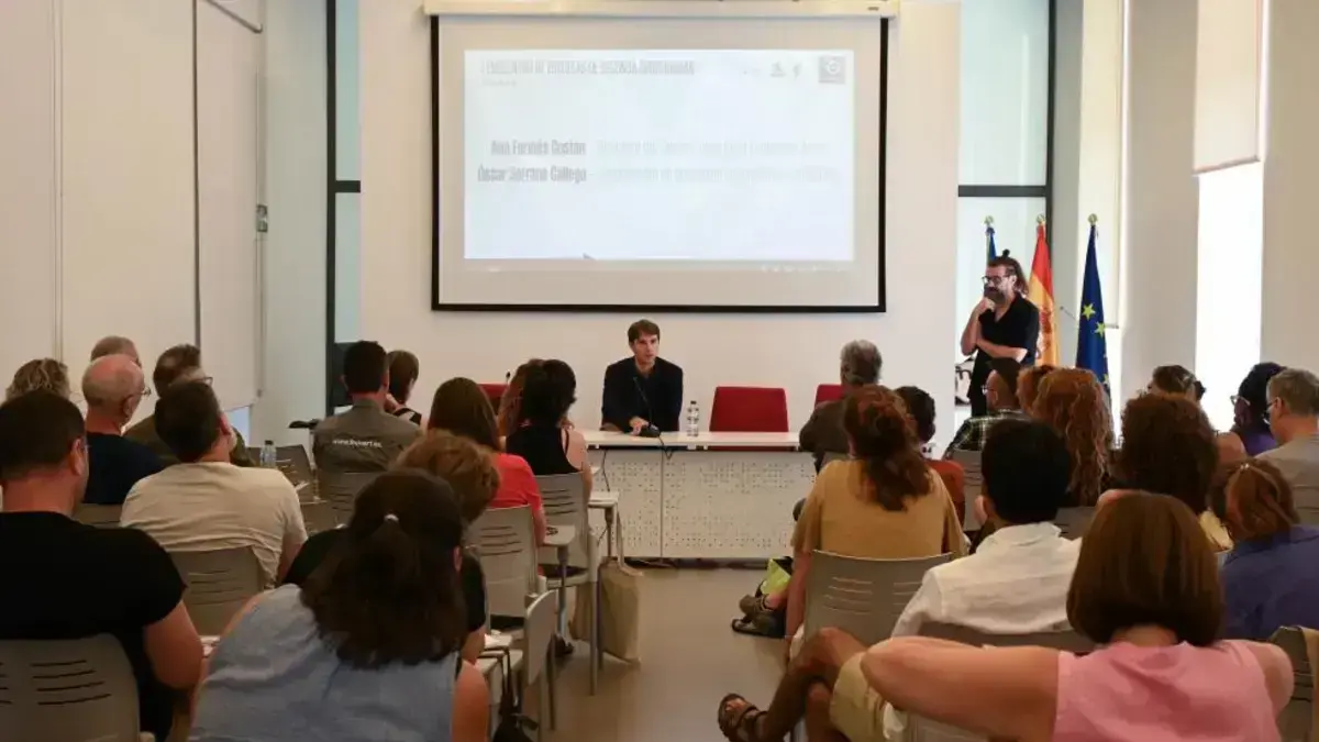 Persona davant d’un centre educatiu, vinculat a l’estudi de la Generalitat per a Escuelas de Segona Oportunitat