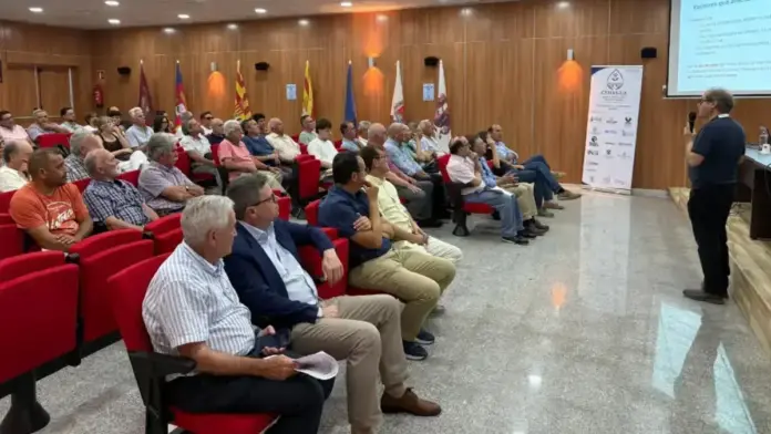 Trobada tècnica a Elx amb personal de l’IVIA, agricultors i viveristes sobre la clorosi nervial groga dels cítrics.