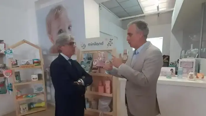 Persones al costat de productes o joguines mentre la Generalitat dona suport al sector juguetero.
