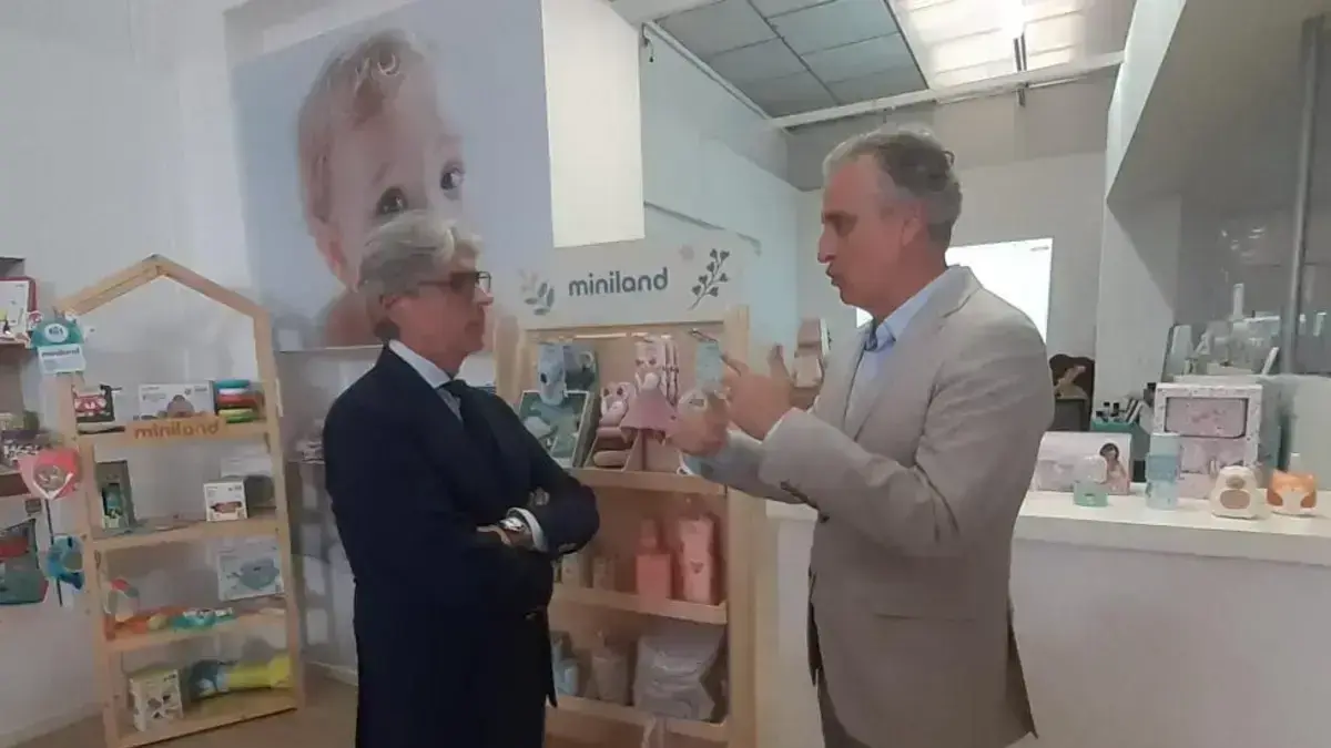 Persones al costat de productes o joguines mentre la Generalitat dona suport al sector juguetero.
