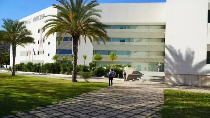 Persones davant d’un espai institucional, referit a l’estudi per predir el risc personalitzat de càncer de mama.
