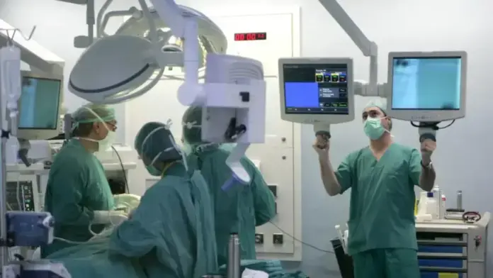 Pacients i atenció sanitària, amb reducció del temps d’espera per a casos de risc vital.