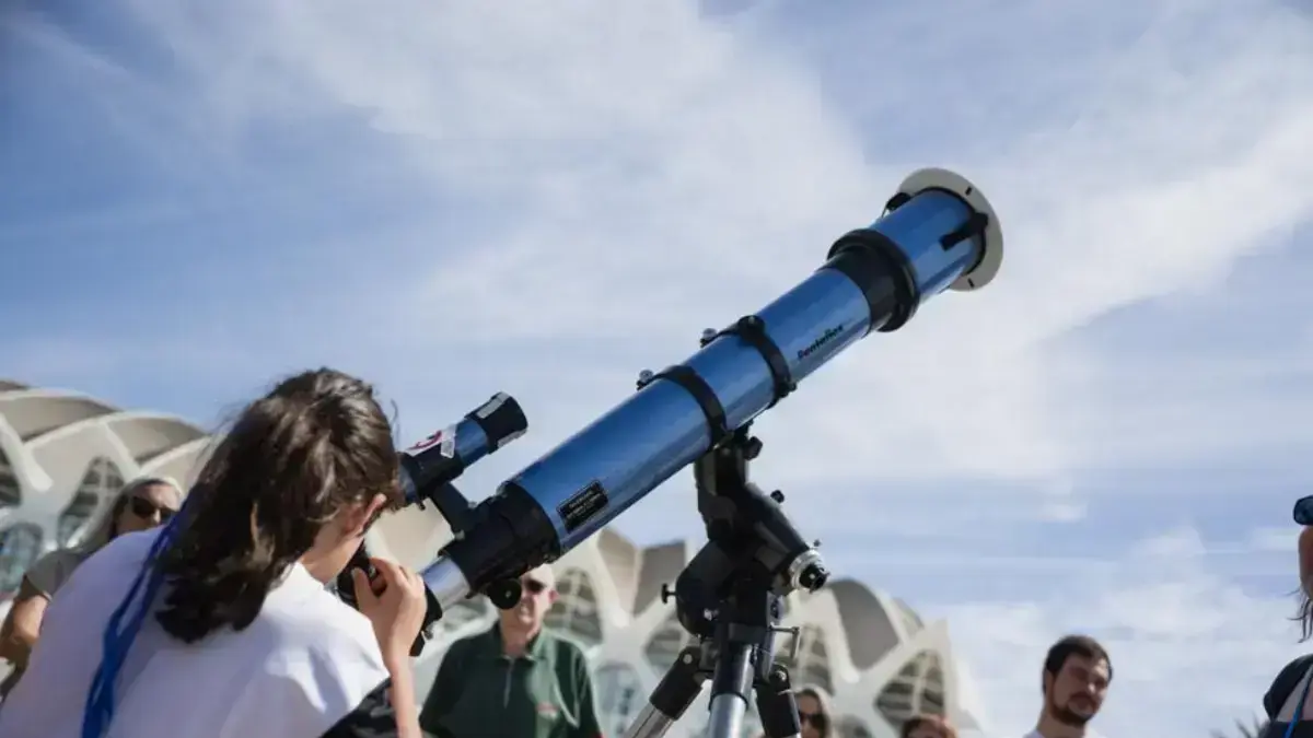 Persones en una activitat d’observació solar i una conferència al Museu de les Ciències