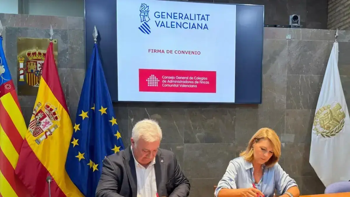 Representants de la Generalitat i dels Col·legis d’Administradors de Finques en un acte de col·laboració.