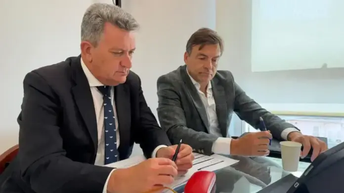 Martínez Mus parlant a la Conferència Sectorial d’Energia, al fons el tema de Cofrentes