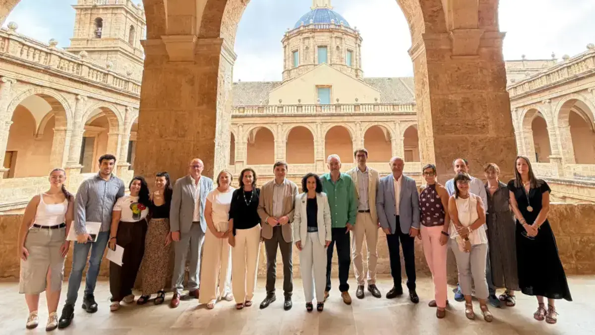 Persona parlant en una roda de premsa sobre la participació del voluntariat valencià en polítiques públiques.
