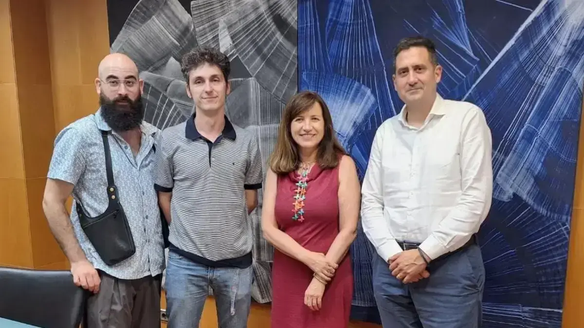 Personalitats i representants de la Generalitat amb editorials valencianes davant la fira del llibre a Guadalajara