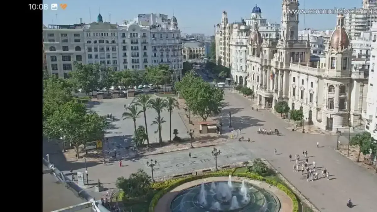 Pantalla d’un mòbil amb accés a webcams turístiques en directe gestionades per Turisme Comunitat Valenciana