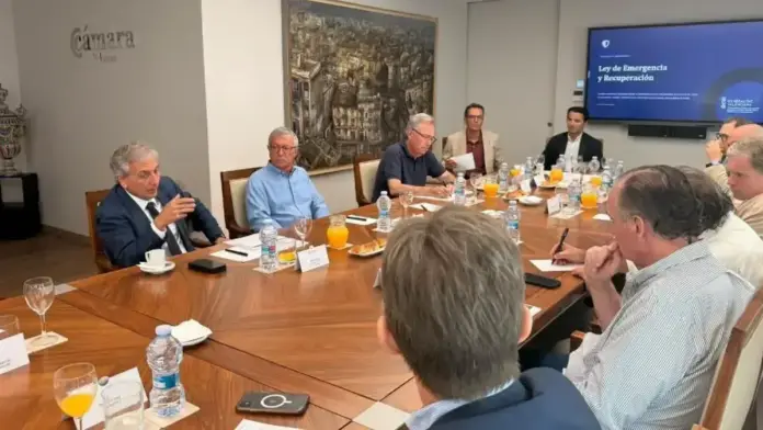 Representants de la Generalitat i la Cambra de Comerç en un acte de suport a un canvi normatiu per a l’emergència.