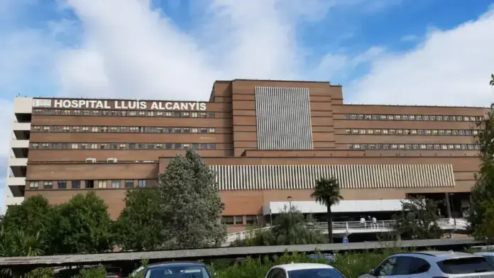 Vista del Hospital Lluís Alcanyís de Xàtiva durant obres o modernització d’instal·lacions