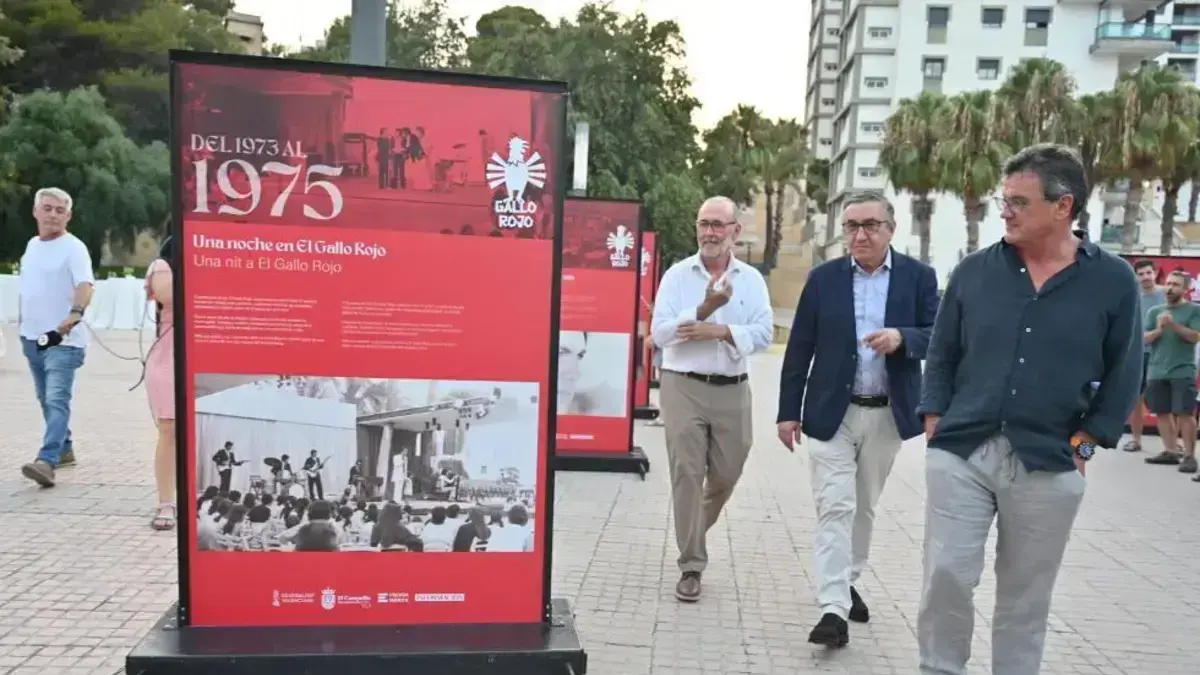 Rovira participa en la inauguració de l’exposició “El Gallo Rojo”.