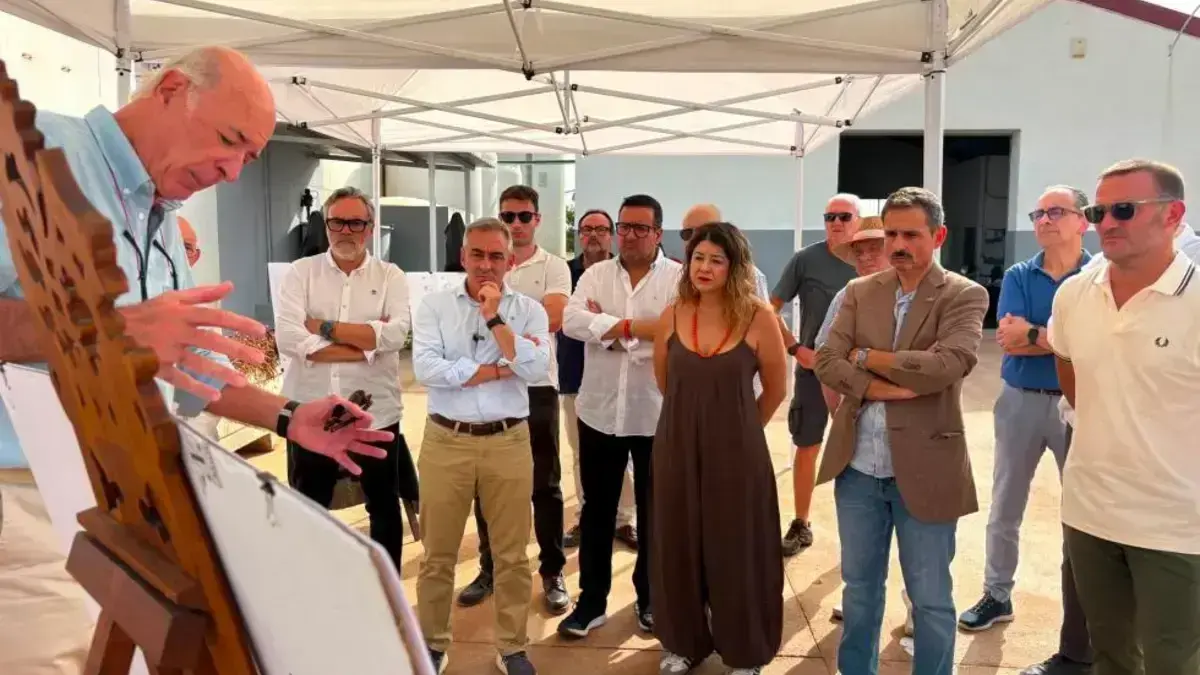 Barrachina durant la presentació d’una inversió per a regants de Vila-real per estalviar aigua i energia.