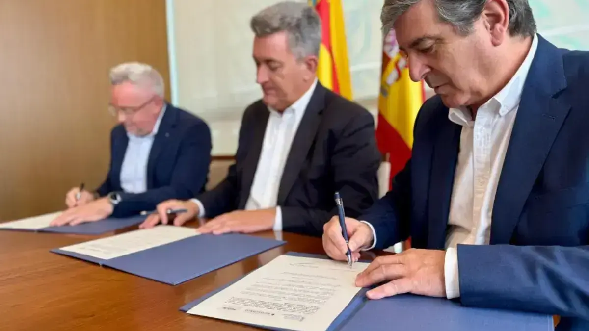 Signatura d’un conveni de la Generalitat per reforçar la recollida selectiva i el reciclatge d’envasos de vidre.
