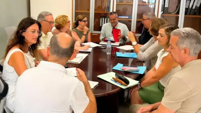 Persona davant d’un edifici institucional, associat a la Generalitat i la cobertura de llocs temporals.