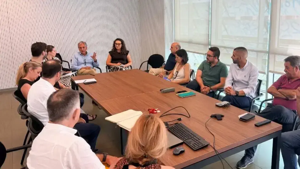 Representants de la Generalitat reunits amb municipis per planificar la neteja de canyes i la renaturalització de rieres.