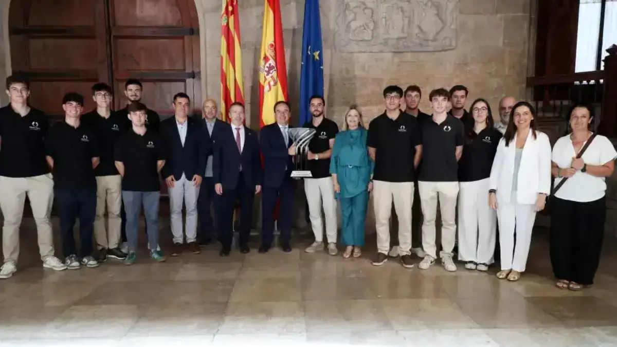 Pérez Llorca rep l’equip Formula Student UPV durant una trobada institucional.