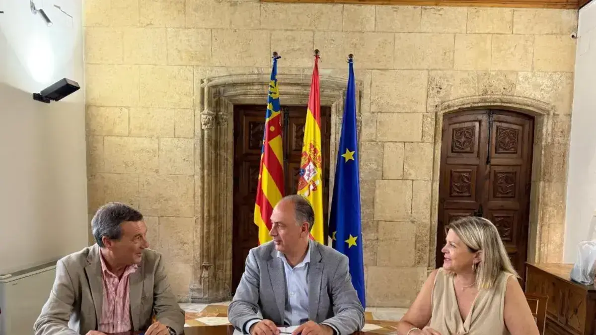 Cartell o comunicació de la Generalitat amb un decàleg per observar l’eclipsi solar de forma segura.