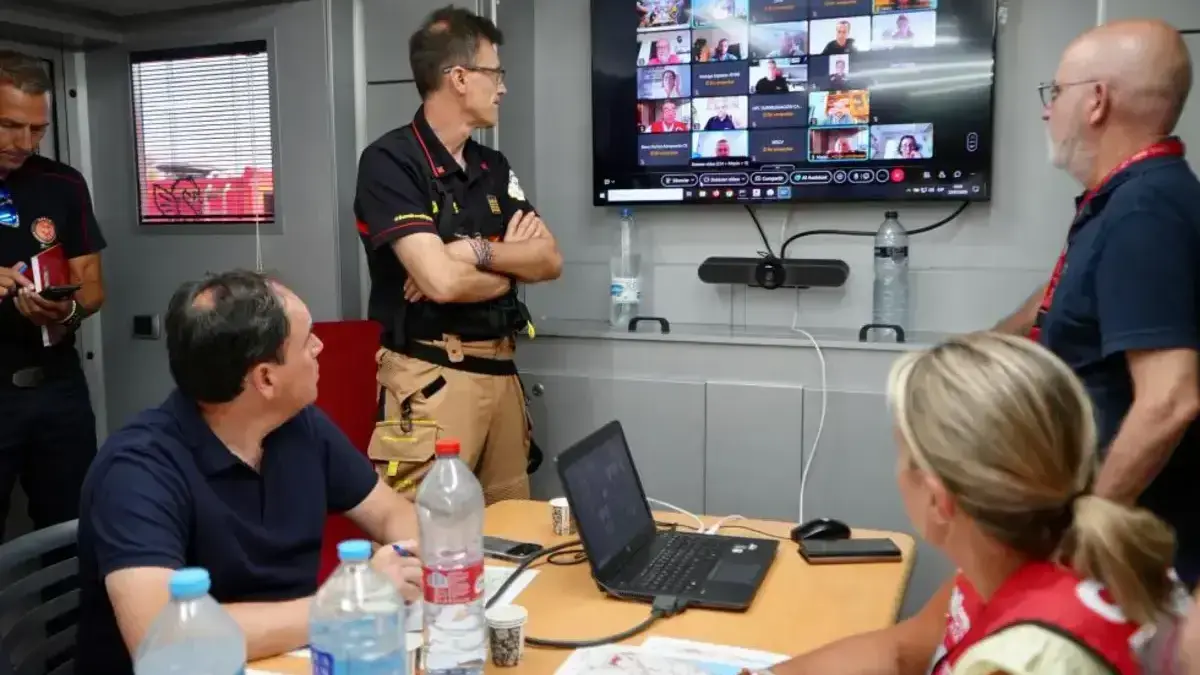Efectius i mitjans aeris de la Generalitat treballant per extingir un incendi a La Vall d’Uixó