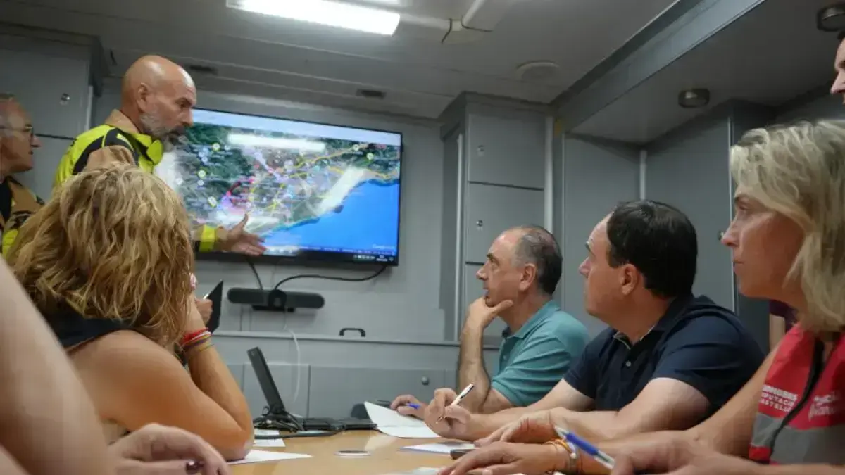 Equips de la Generalitat i mitjans aeris contra un incendi a La Vall d’Uixó.