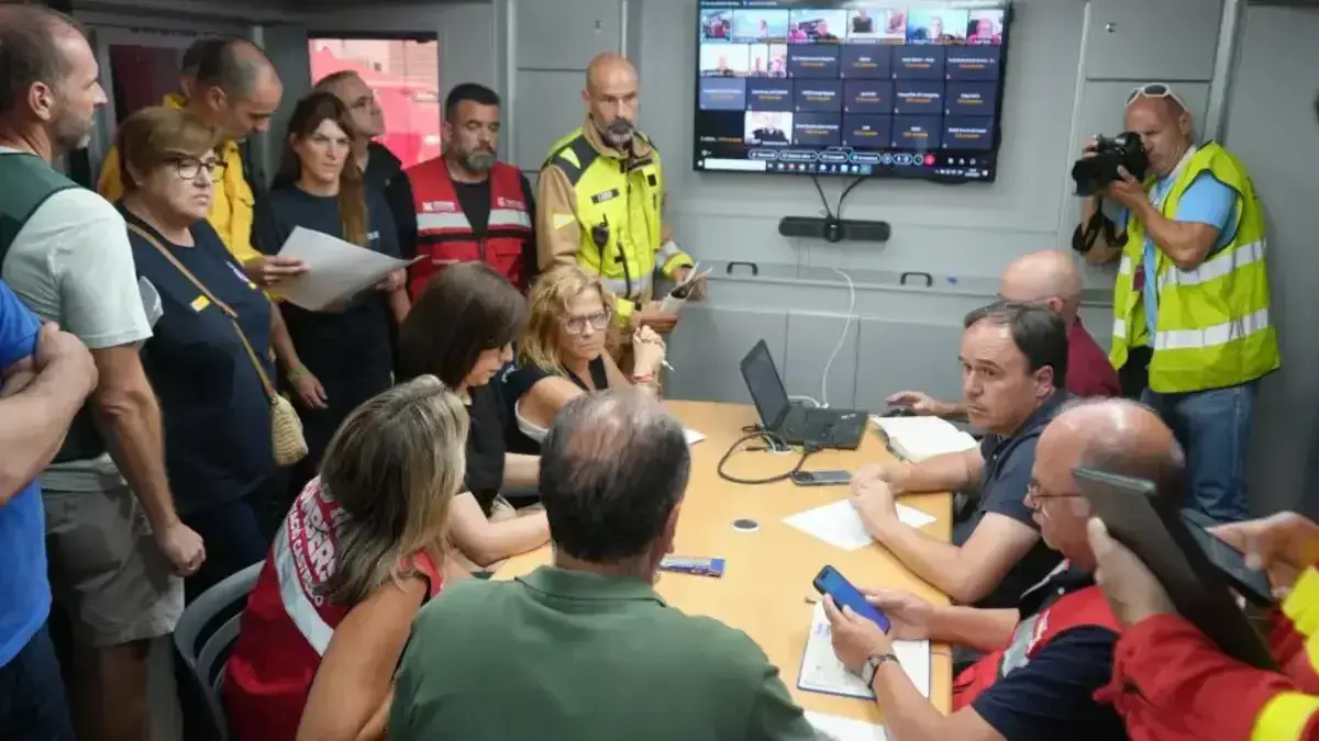 Cartell o comunicat sobre mesures de confinament i evacuació vinculades a l’incendi forestal de la Vall d’Uixó.