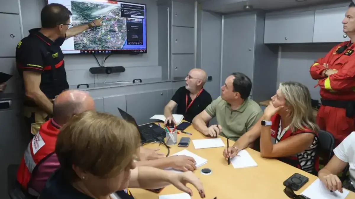 Pérez Llorca durant la reunió del CECOPI per coordinar les tasques d’extinció de l’incendi a La Vall d’Uixó